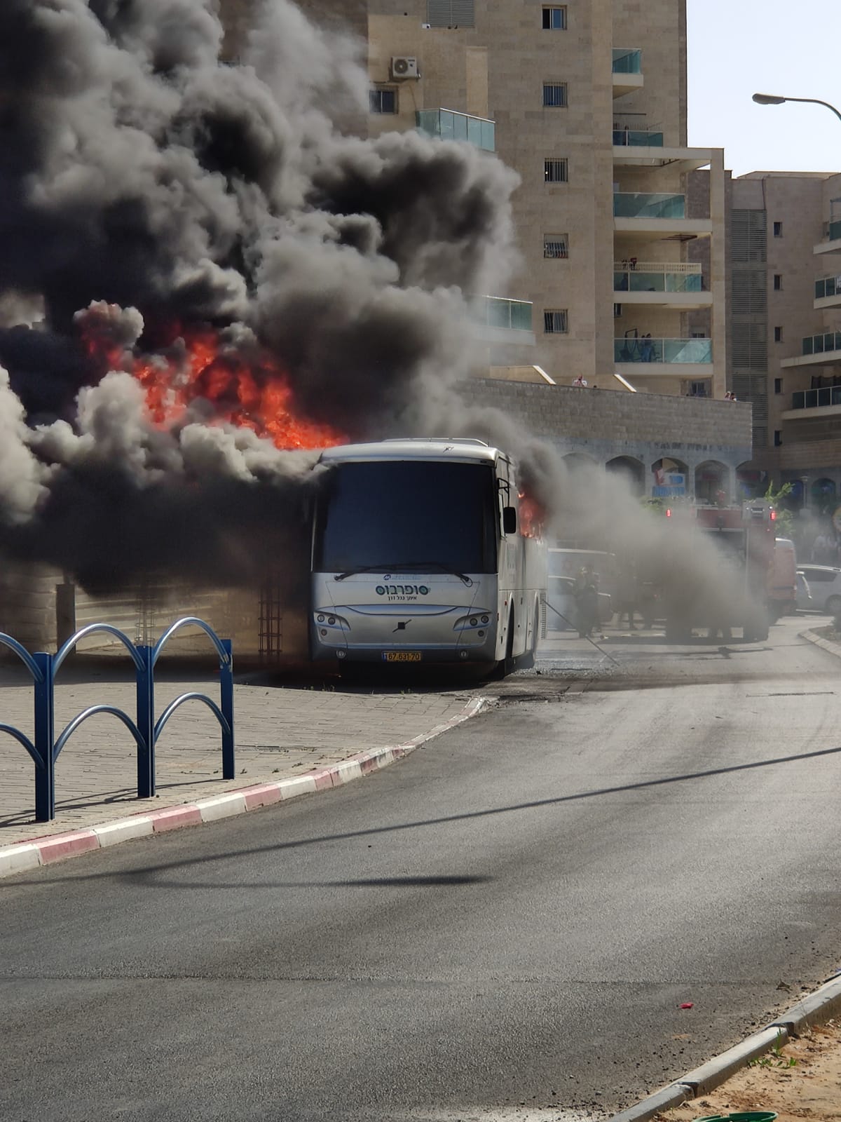 בשכונה החרדית: אוטובוס נוסעים עלה לפתע באש • צפו