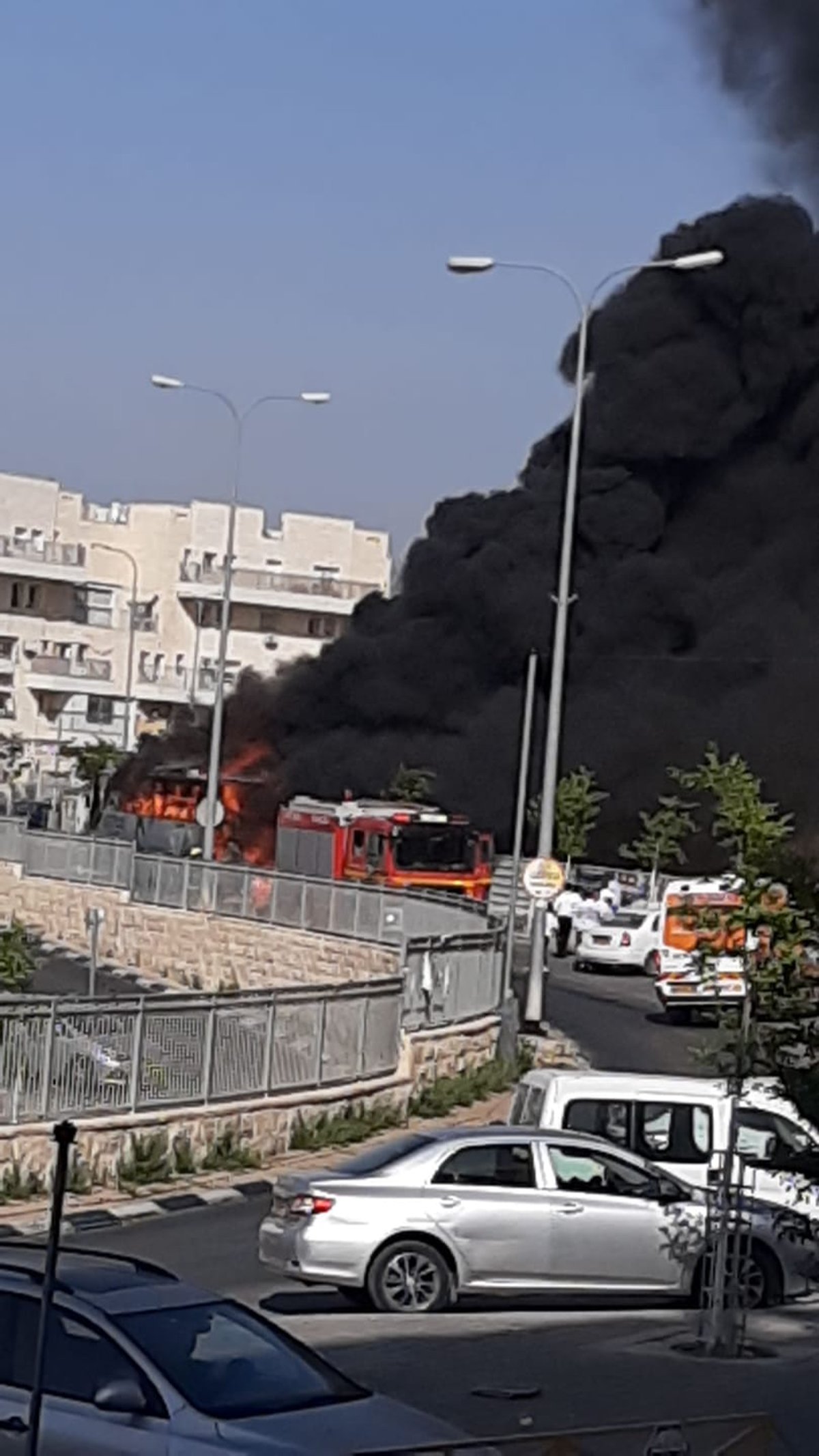 בשכונה החרדית: אוטובוס נוסעים עלה לפתע באש • צפו