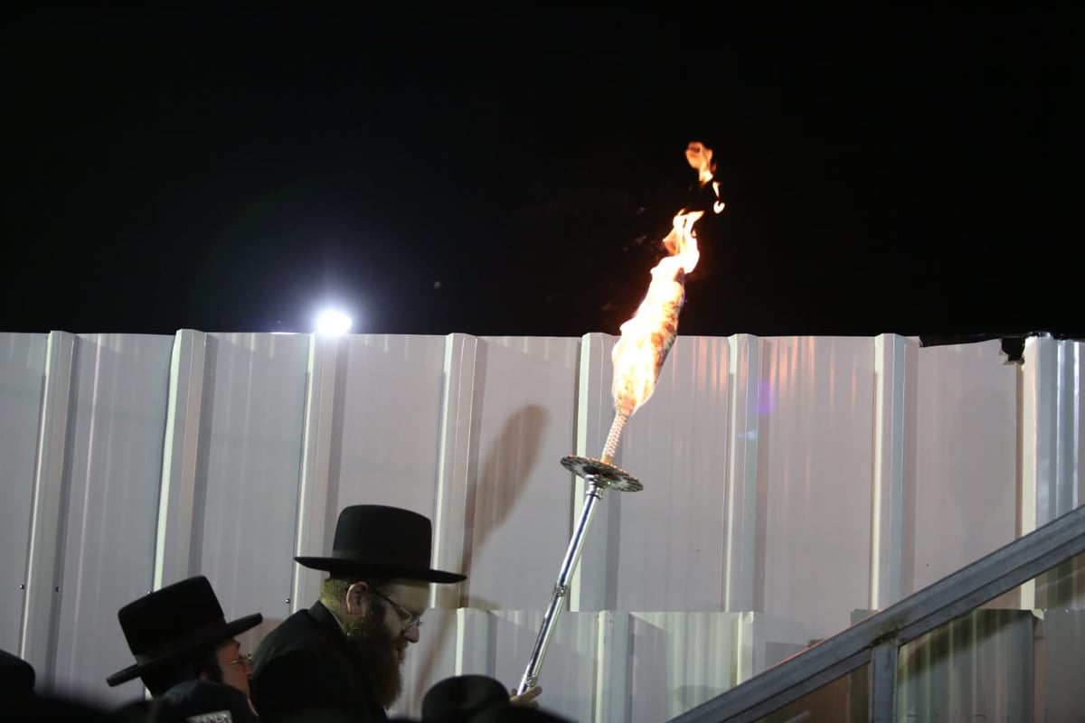 מירון: צפו במעמד ההדלקה המרכזי של האדמו"ר מבאיאן