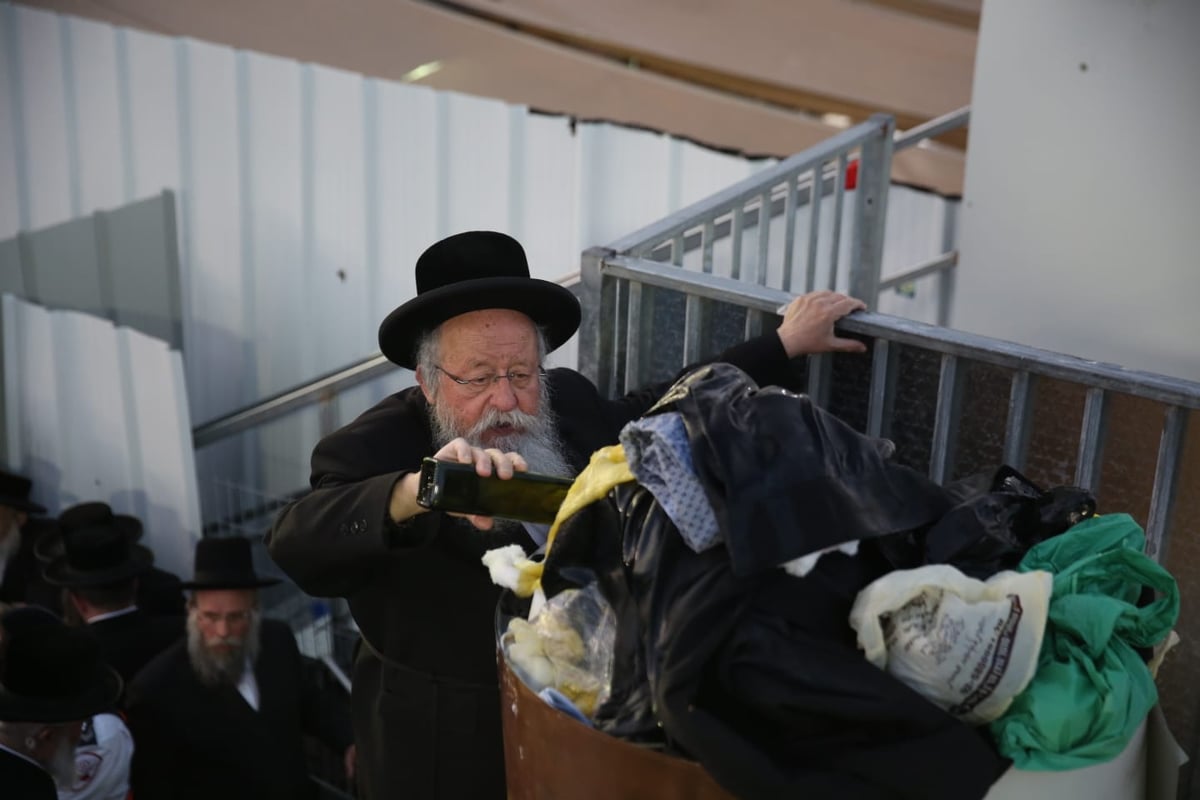 מירון: צפו במעמד ההדלקה המרכזי של האדמו"ר מבאיאן