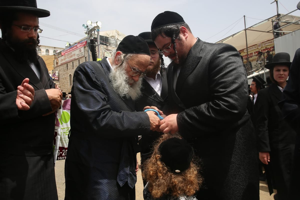 מירון: המקובל ערך חלאקה לילדים. תיעוד