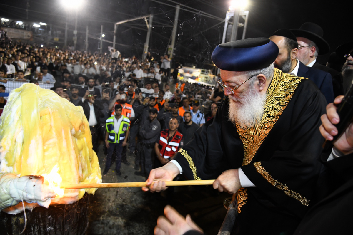 צפו: המונים בהדלקה הספרדית בציון במירון