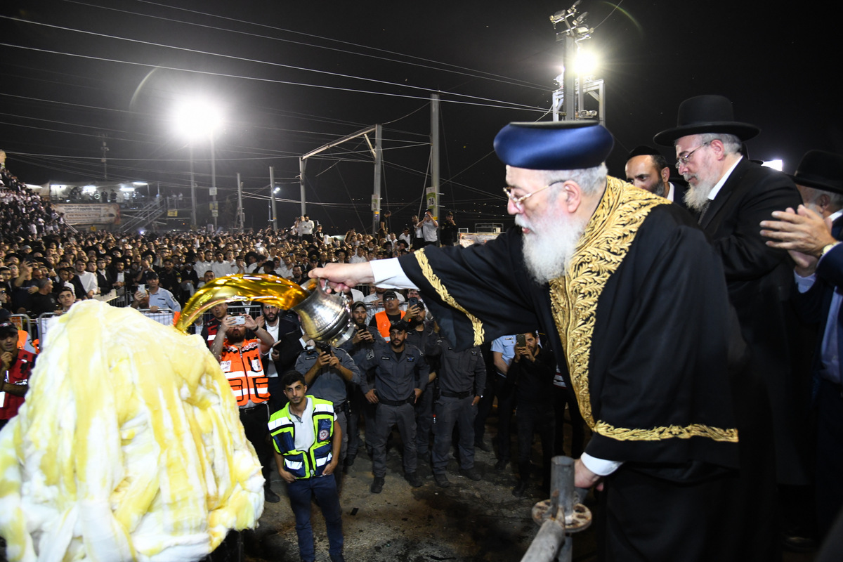 צפו: המונים בהדלקה הספרדית בציון במירון