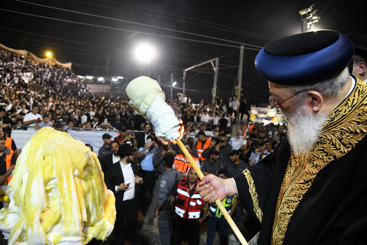 צפו: המונים בהדלקה הספרדית בציון במירון