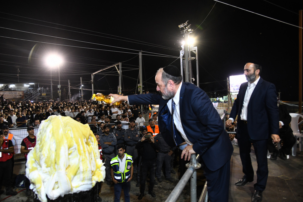 צפו: המונים בהדלקה הספרדית בציון במירון