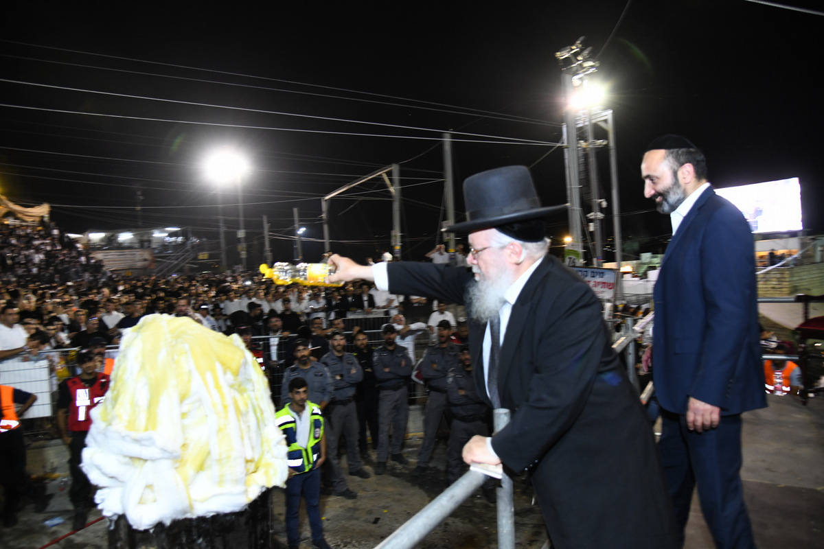 צפו: המונים בהדלקה הספרדית בציון במירון