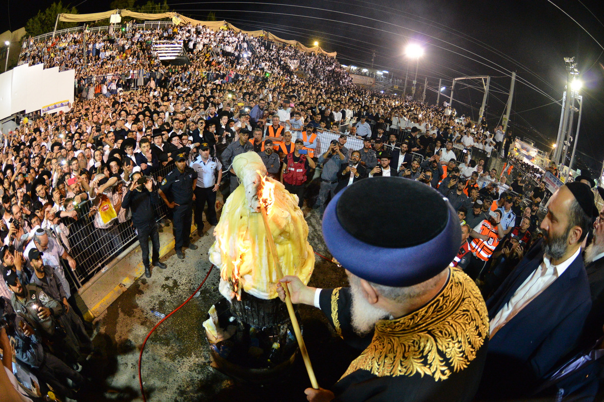 צפו: המונים בהדלקה הספרדית בציון במירון