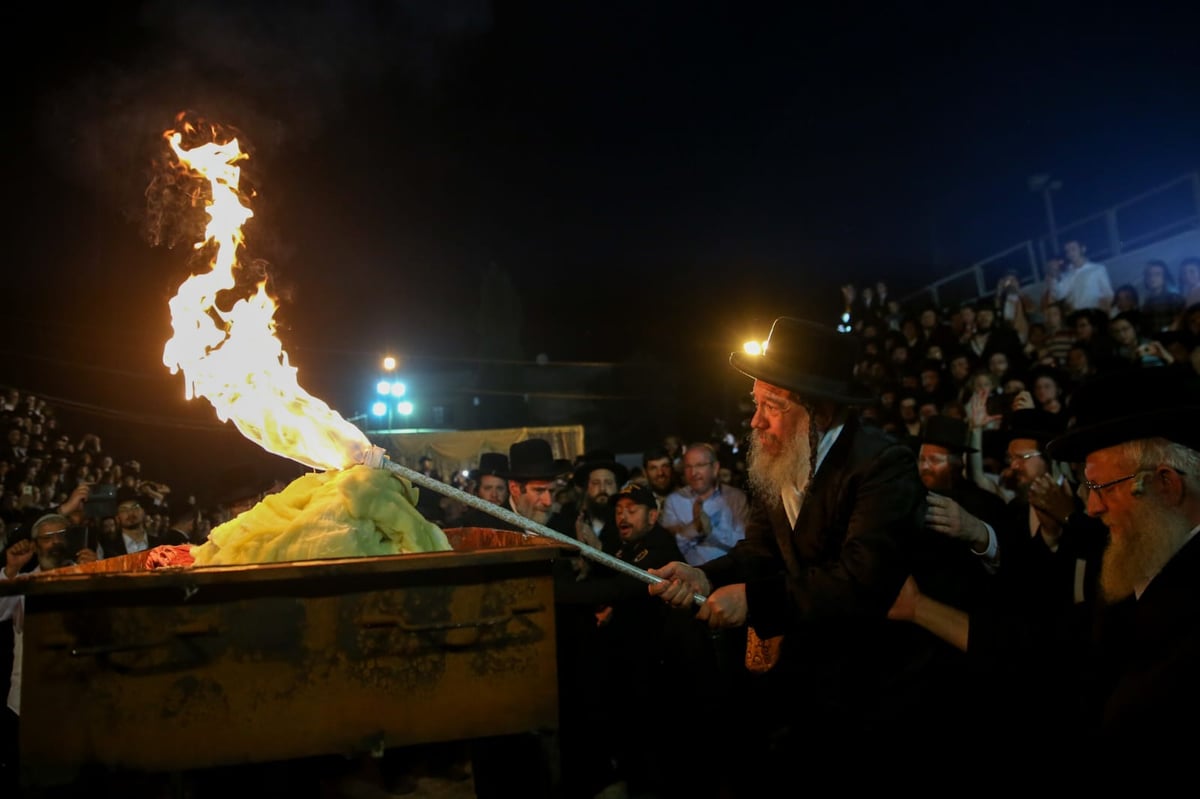 עם אלפי חסידיו; האדמו"ר מזוועהיל במירון