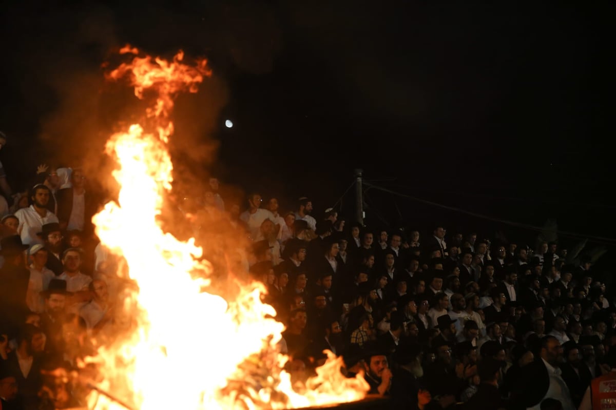 עם אלפי חסידיו; האדמו"ר מזוועהיל במירון