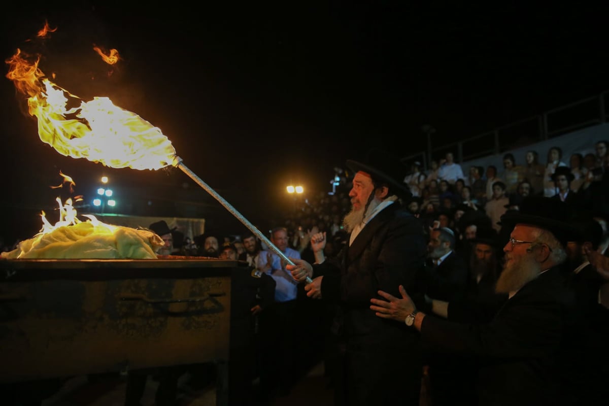 עם אלפי חסידיו; האדמו"ר מזוועהיל במירון