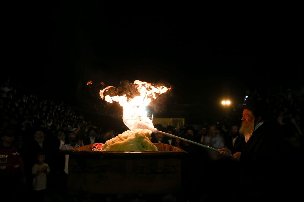 עם אלפי חסידיו; האדמו"ר מזוועהיל במירון