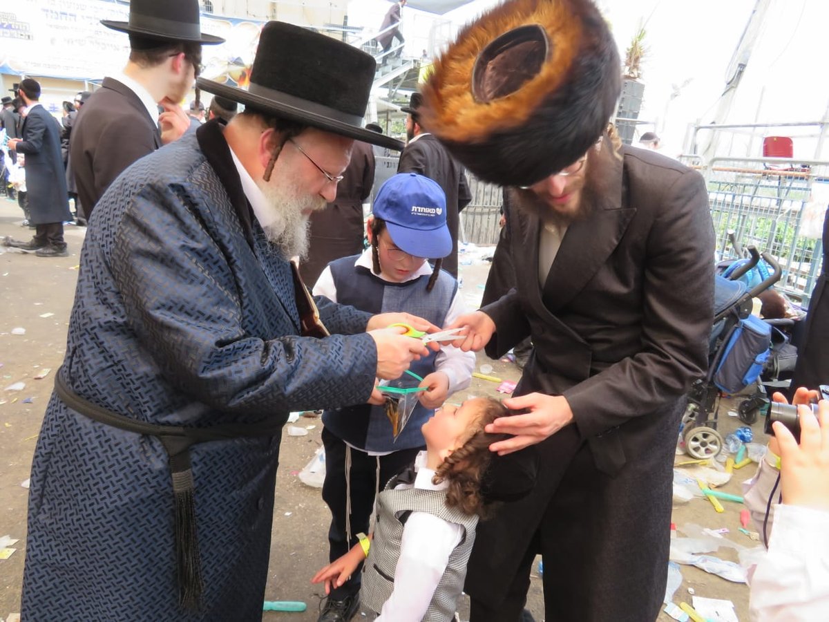 האדמו"ר מנדבורנא באניא במעמד ה'חלאקה' במירון