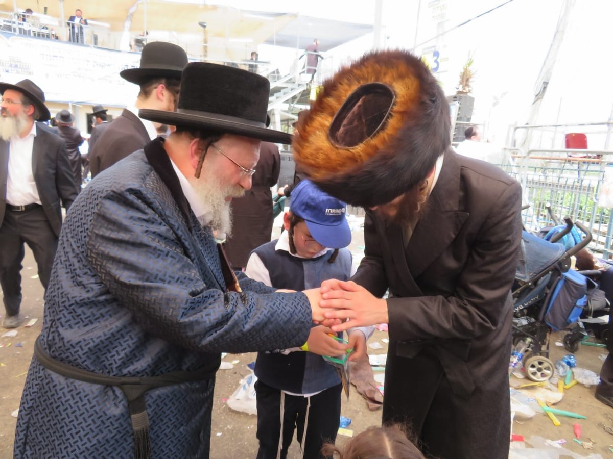 האדמו"ר מנדבורנא באניא במעמד ה'חלאקה' במירון