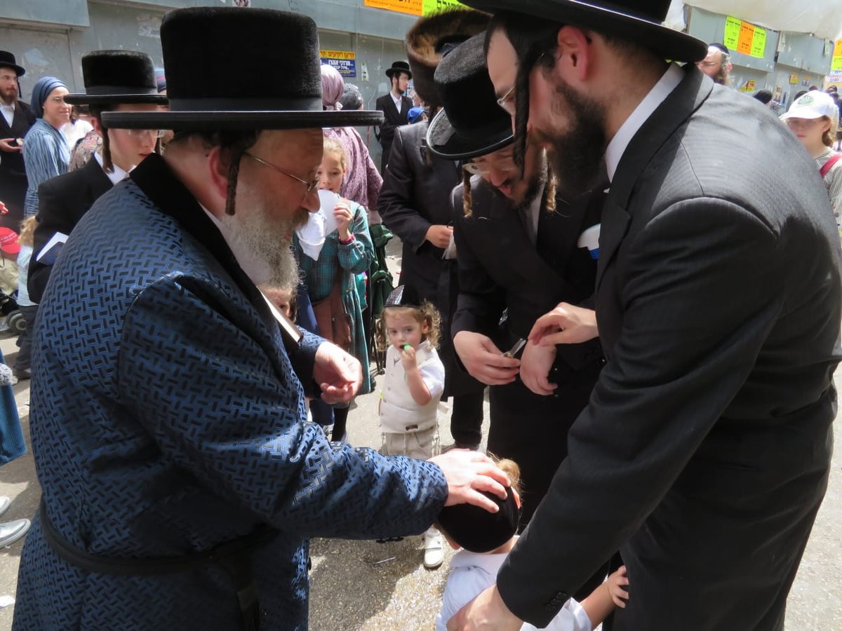 האדמו"ר מנדבורנא באניא במעמד ה'חלאקה' במירון