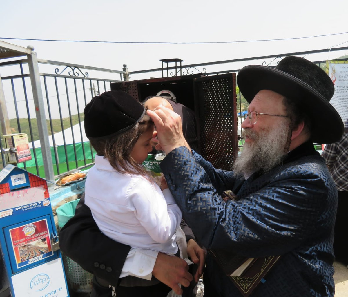 האדמו"ר מנדבורנא באניא במעמד ה'חלאקה' במירון