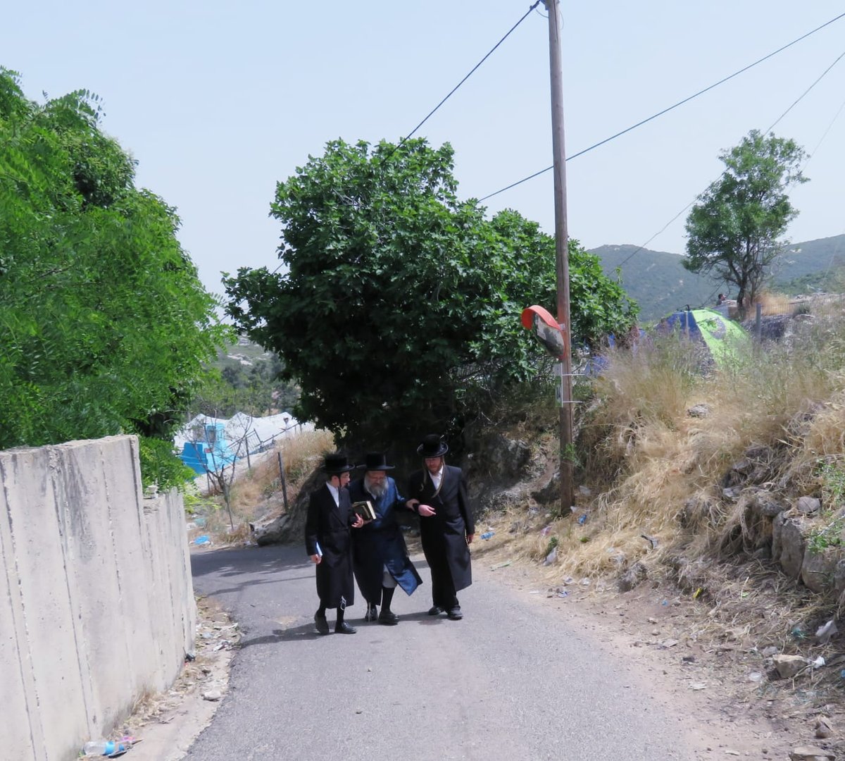 האדמו"ר מנדבורנא באניא במעמד ה'חלאקה' במירון