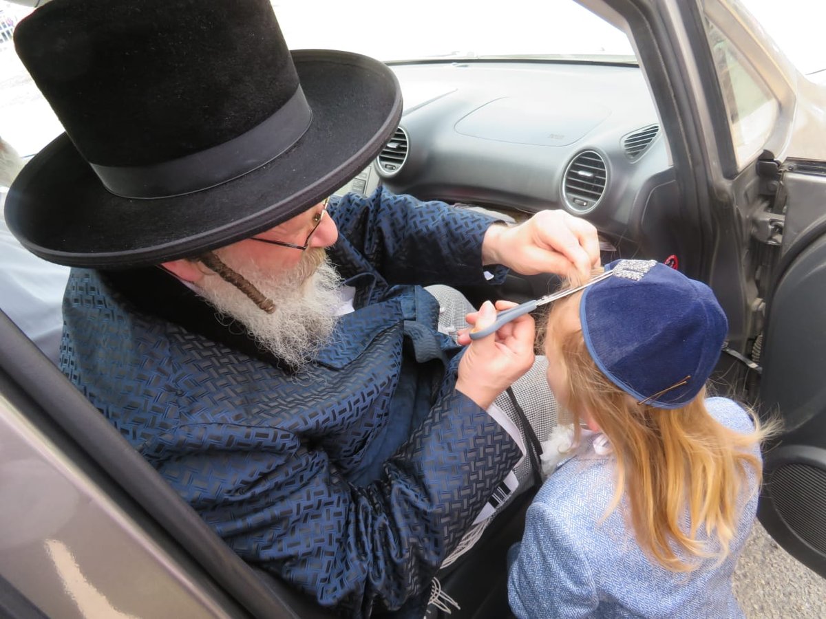 האדמו"ר מנדבורנא באניא במעמד ה'חלאקה' במירון