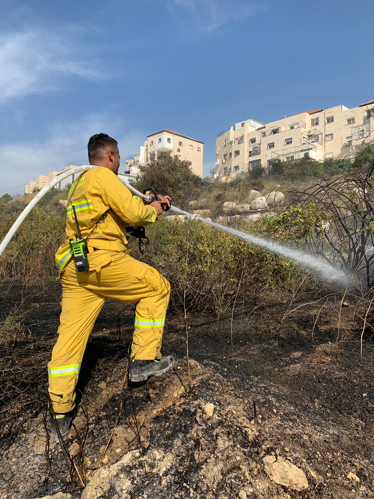 הכבאים הצליחו להשתלט על שריפה גדולה בבית שמש