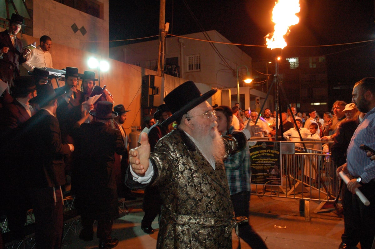 אלפים בהדלקת ל"ג בעומר אצל האדמו"ר ממישקולץ - מנהיגה הרוחני של פתח תקוה