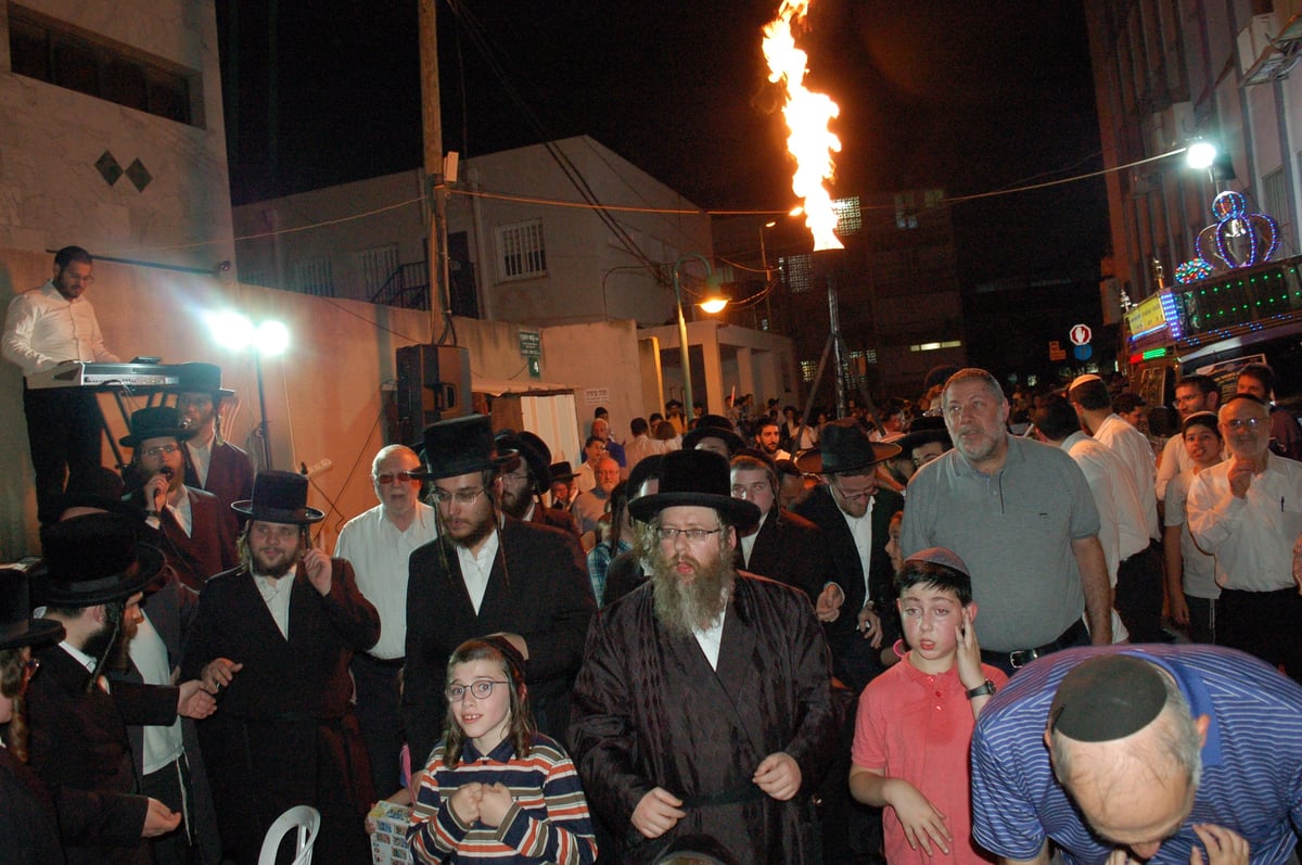 אלפים בהדלקת ל"ג בעומר אצל האדמו"ר ממישקולץ - מנהיגה הרוחני של פתח תקוה