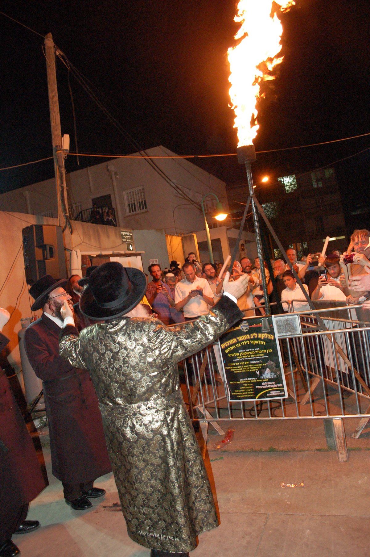 אלפים בהדלקת ל"ג בעומר אצל האדמו"ר ממישקולץ - מנהיגה הרוחני של פתח תקוה