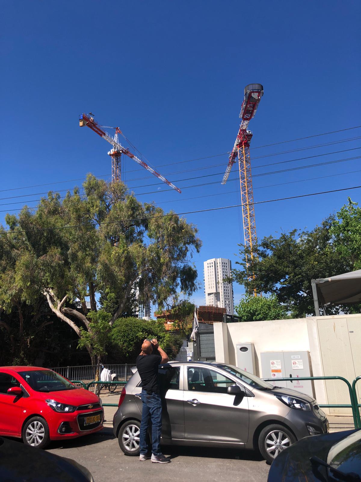 תושבת זרה הפעילה עגורן ללא רישיון ונעצרה