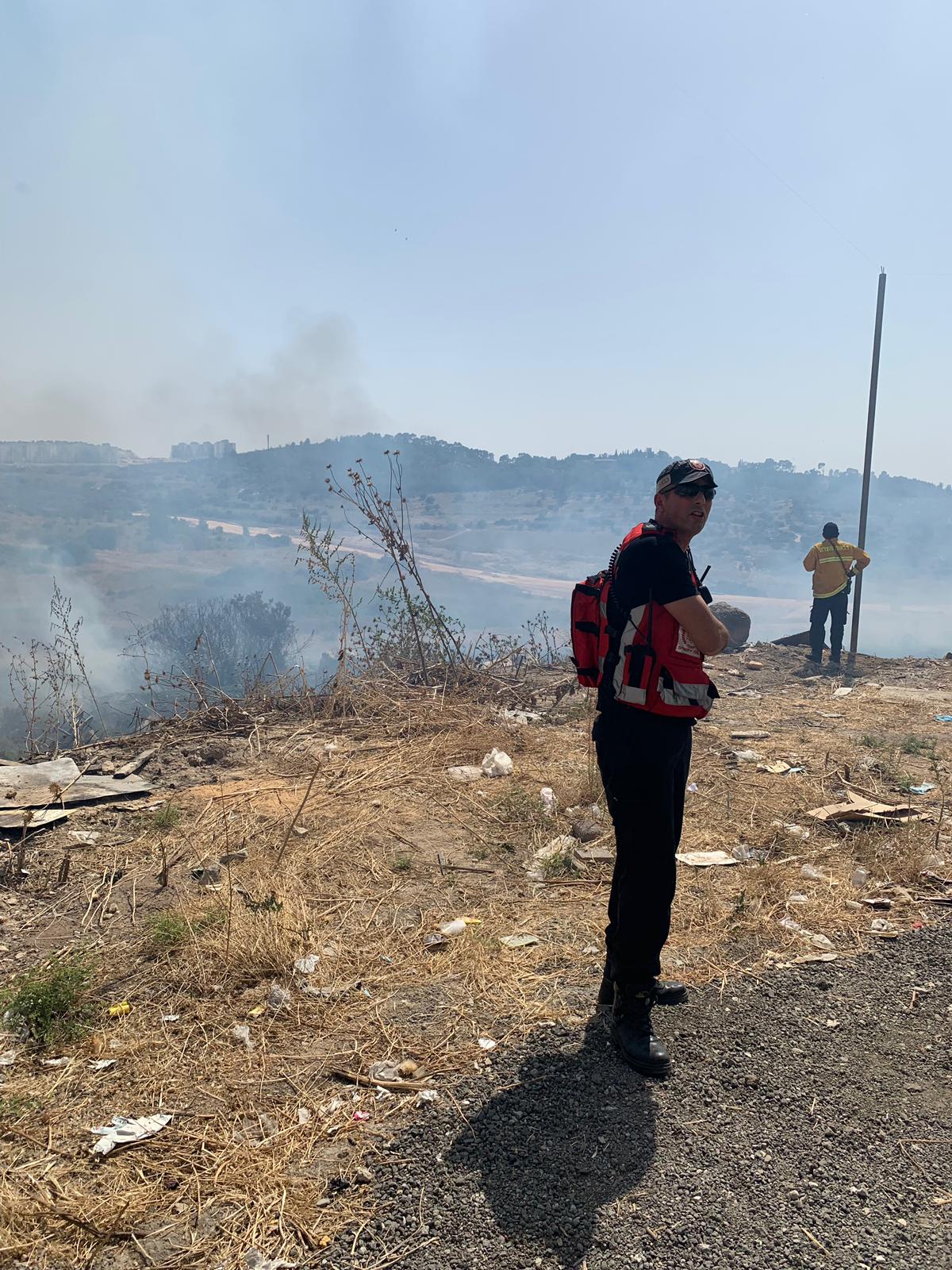 שריפה בבית שמש: חרדים מחלצים ספרי תורה