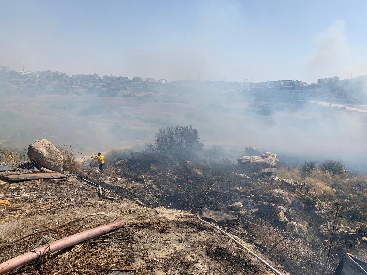 שריפה בבית שמש: חרדים מחלצים ספרי תורה