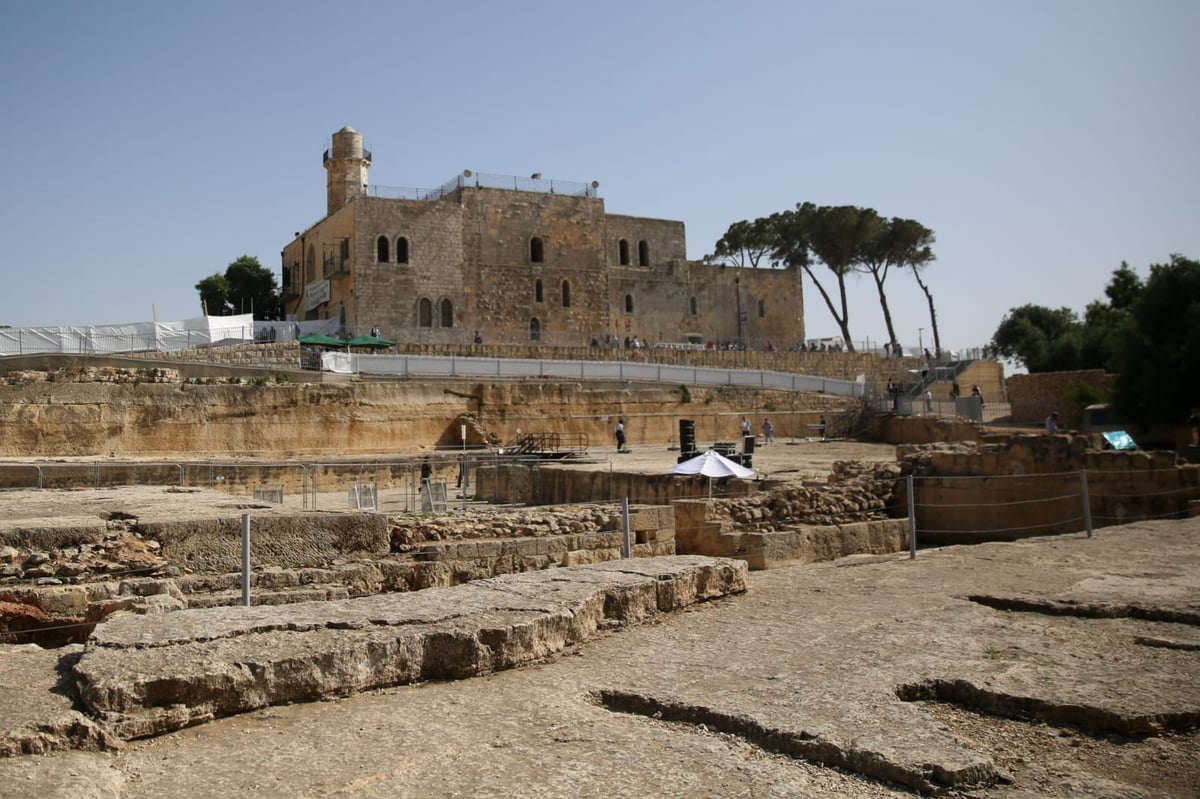 תיעוד: אלפי מתפללים על ציון שמואל הנביא