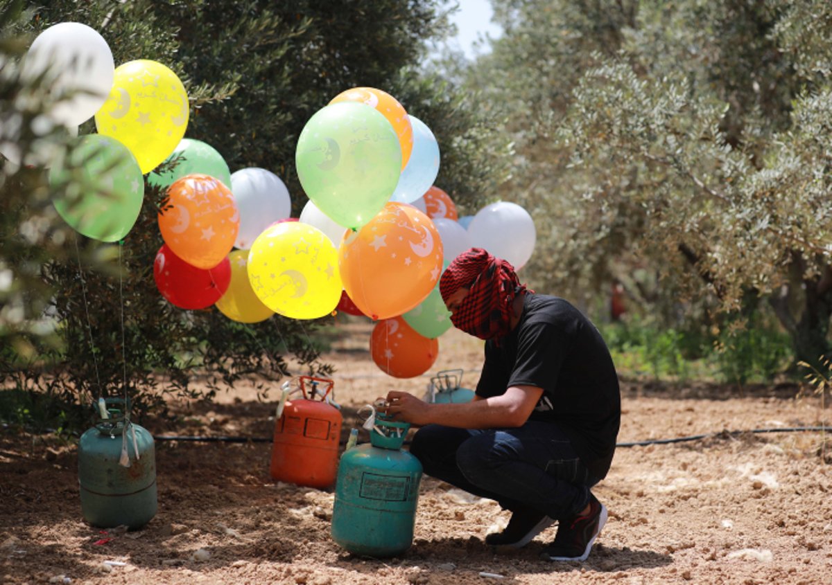 תיעוד מעזה: כך מכינים את "בלוני התבערה"