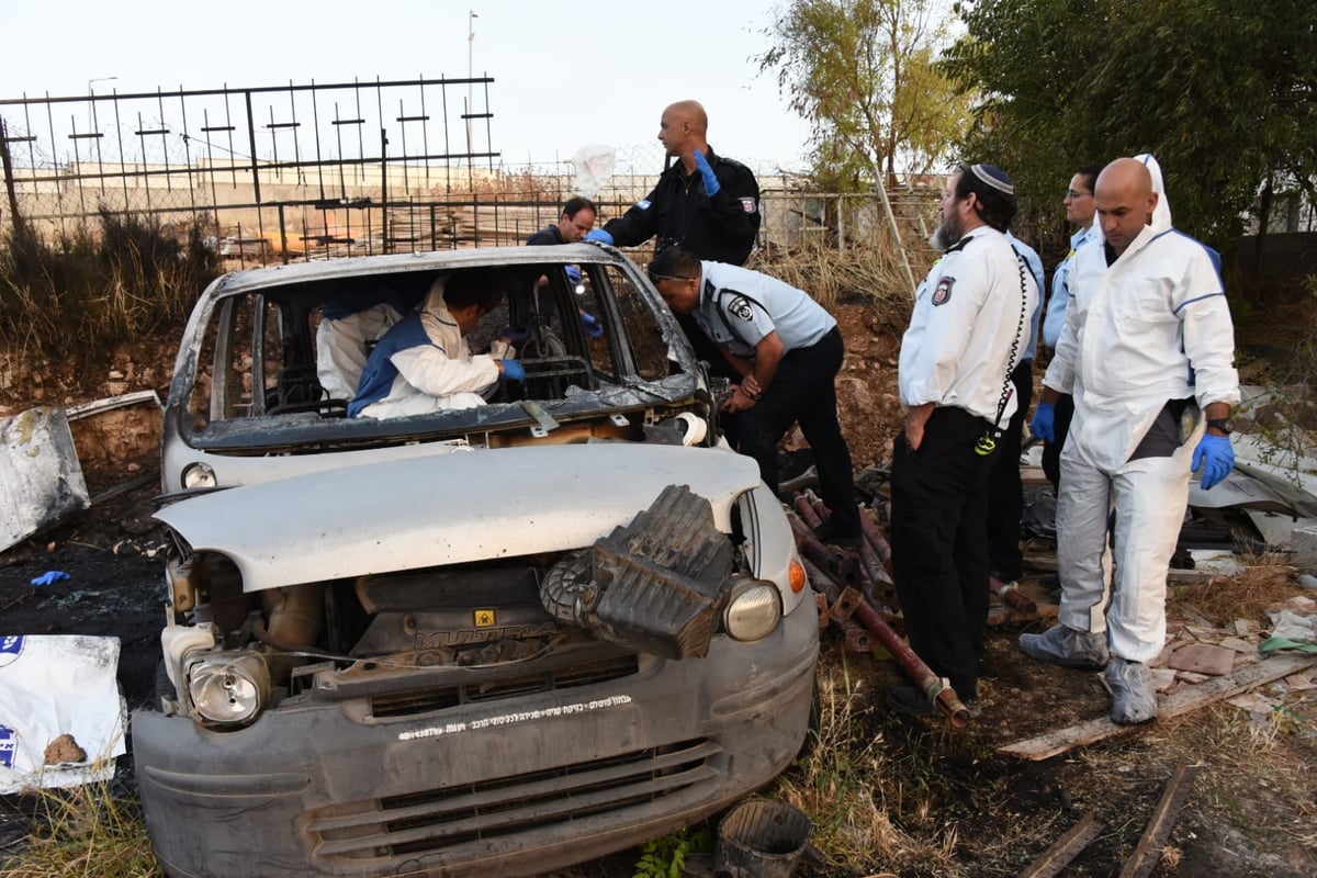 חוקרי המשטרה בזירה בה נשרפה הילדה • תיעוד