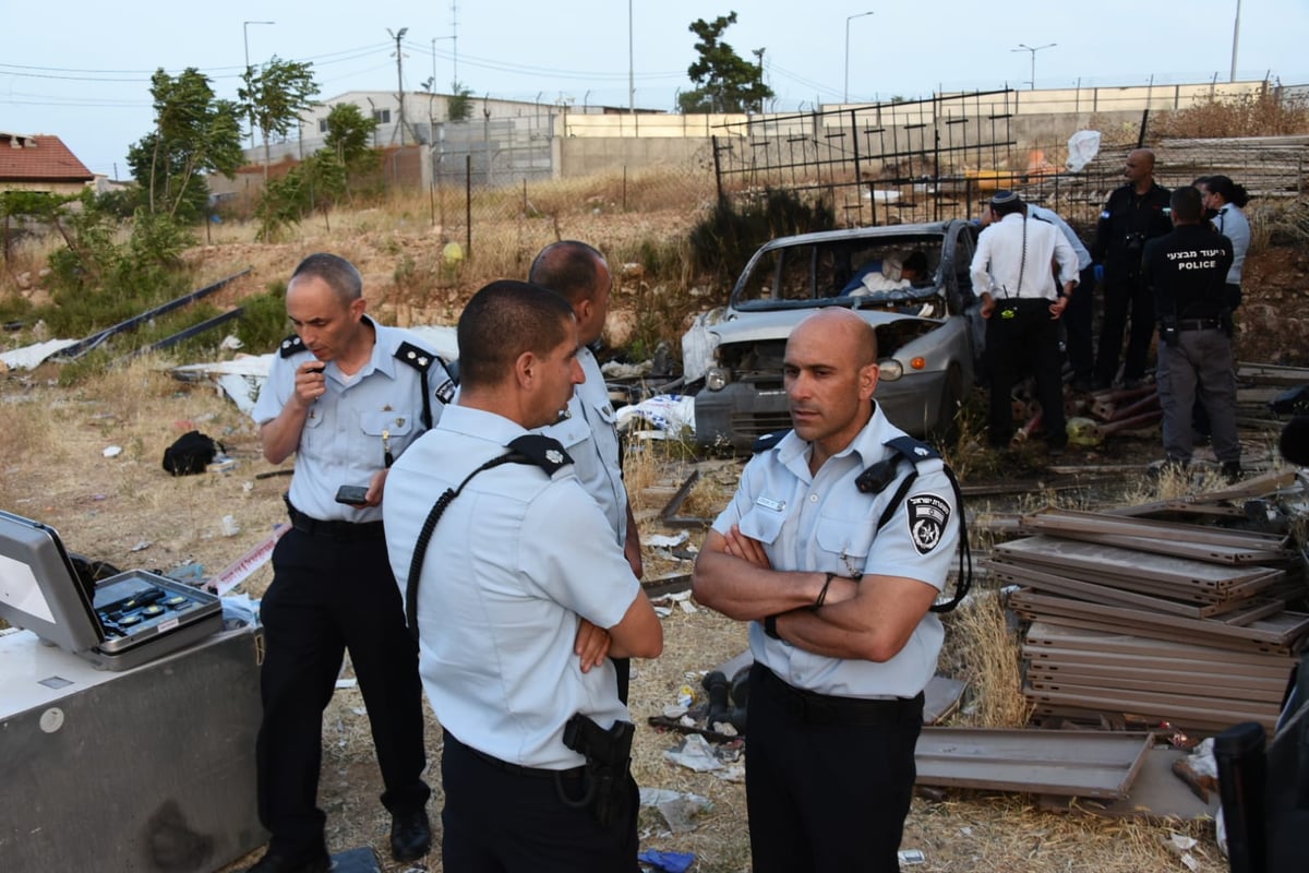 חוקרי המשטרה בזירה בה נשרפה הילדה • תיעוד