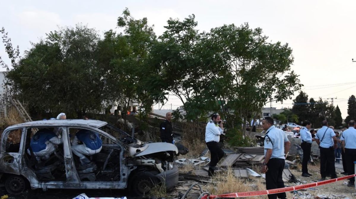 חוקרי המשטרה בזירה בה נשרפה הילדה • תיעוד