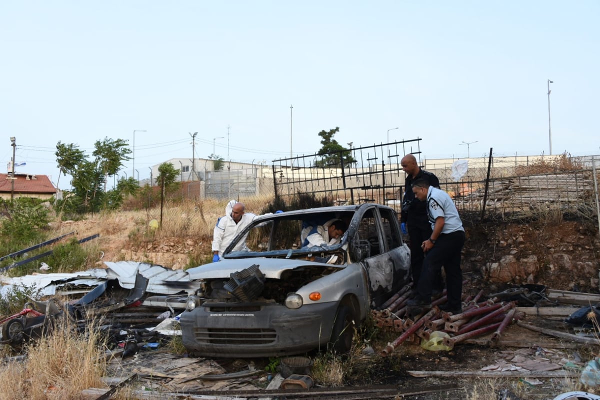 חוקרי המשטרה בזירה בה נשרפה הילדה • תיעוד