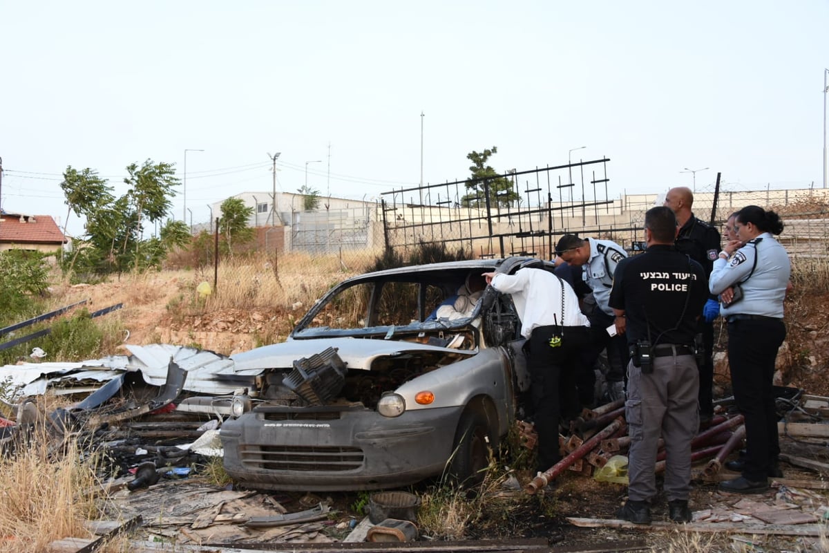 חוקרי המשטרה בזירה בה נשרפה הילדה • תיעוד