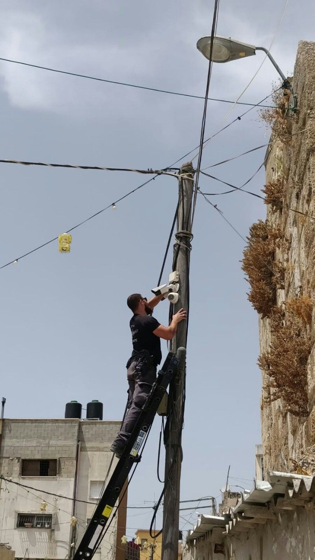 תושב קלנסוואה נעצר על התקנת מצלמות ופסי האטה