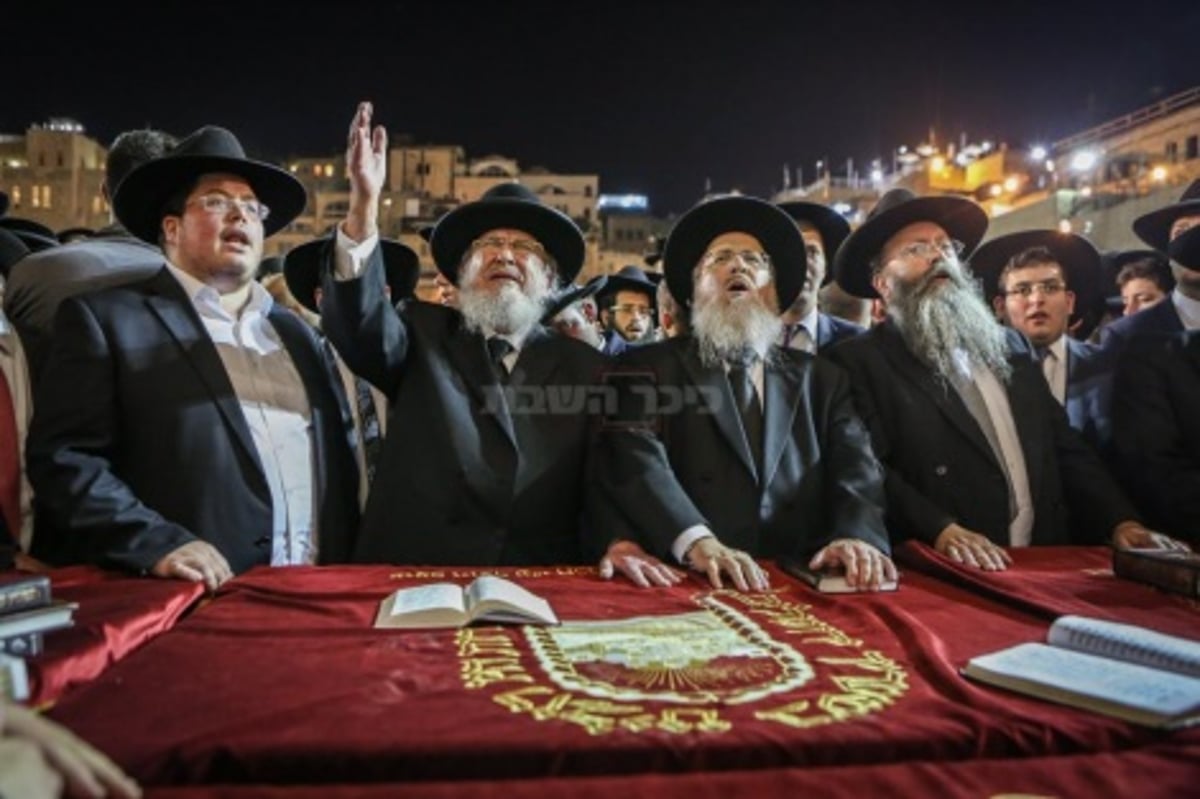 הגרב"מ אזרחי בכותל, במוצאי שבועות