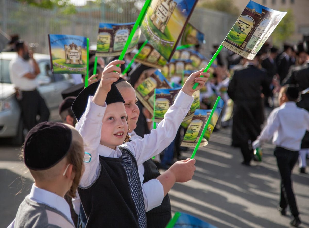 מעמד קבלת פנים ו'טיש' נעילת החג בדז'יקוב ויז'ניץ