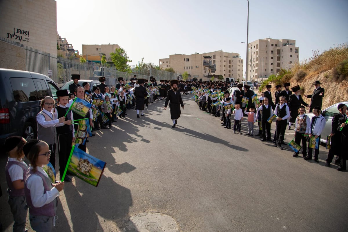 מעמד קבלת פנים ו'טיש' נעילת החג בדז'יקוב ויז'ניץ