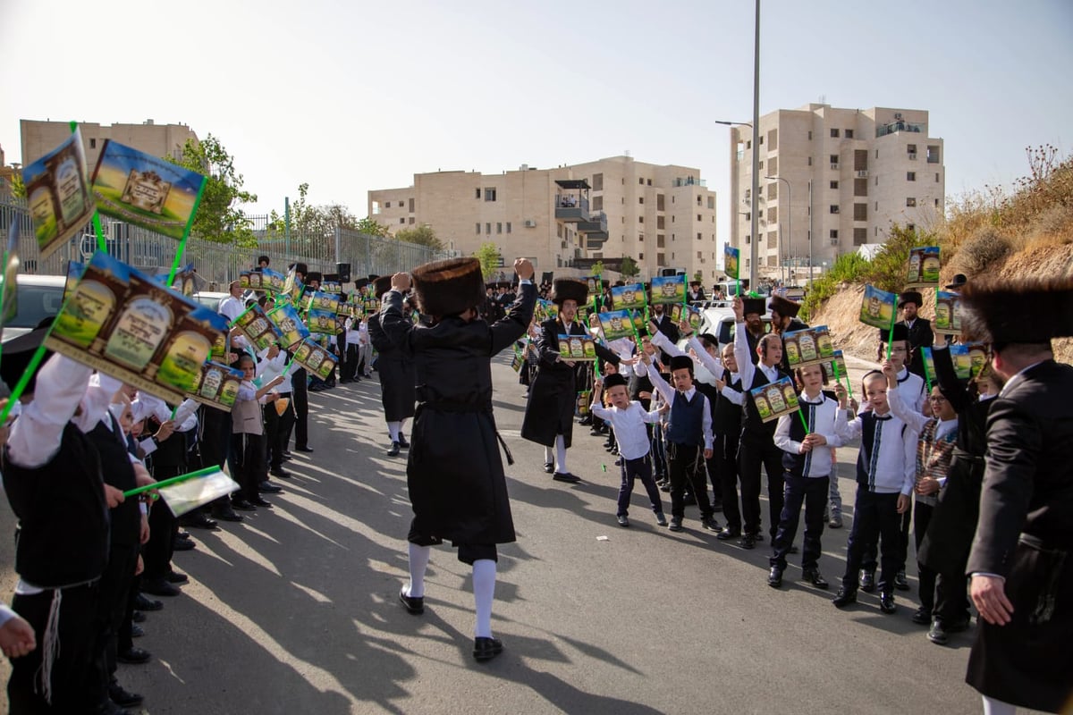 מעמד קבלת פנים ו'טיש' נעילת החג בדז'יקוב ויז'ניץ