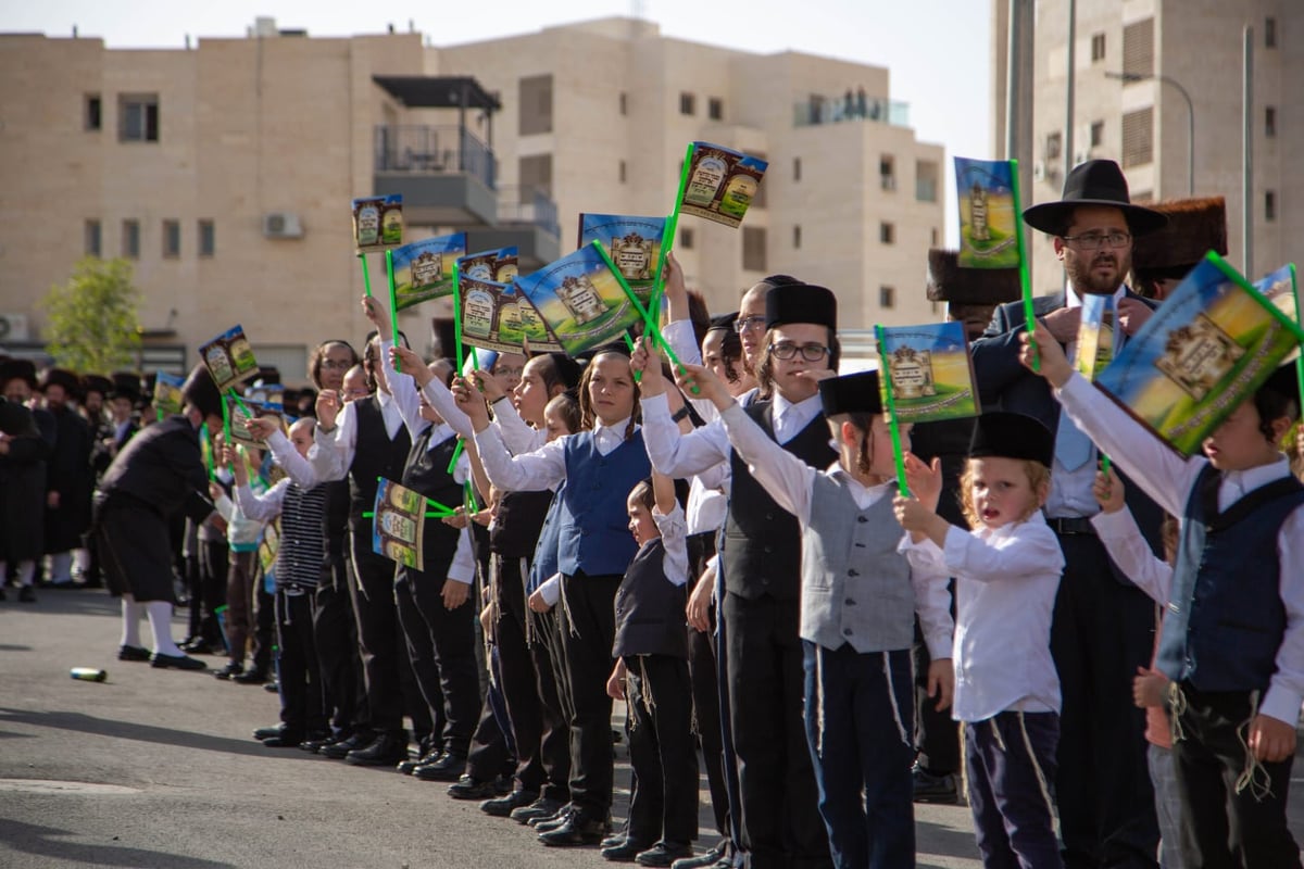 מעמד קבלת פנים ו'טיש' נעילת החג בדז'יקוב ויז'ניץ