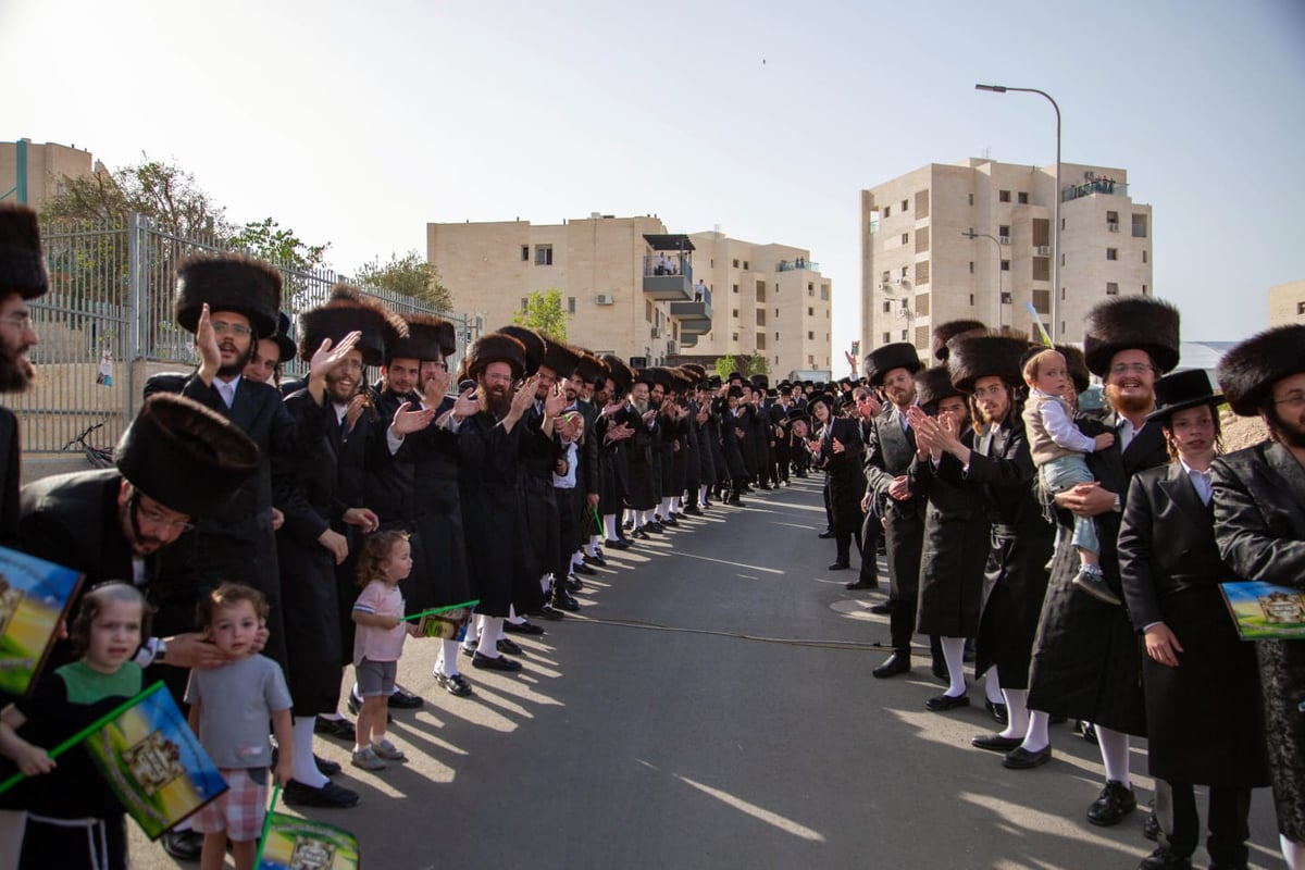 מעמד קבלת פנים ו'טיש' נעילת החג בדז'יקוב ויז'ניץ