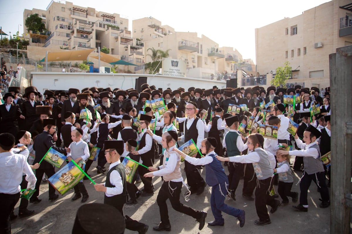 מעמד קבלת פנים ו'טיש' נעילת החג בדז'יקוב ויז'ניץ