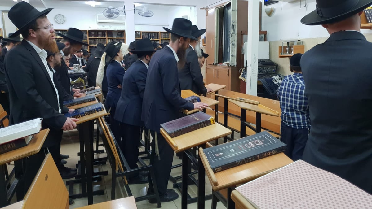 תיעוד: עצרת חיזוק בבית הכנסת שנפרץ וחולל