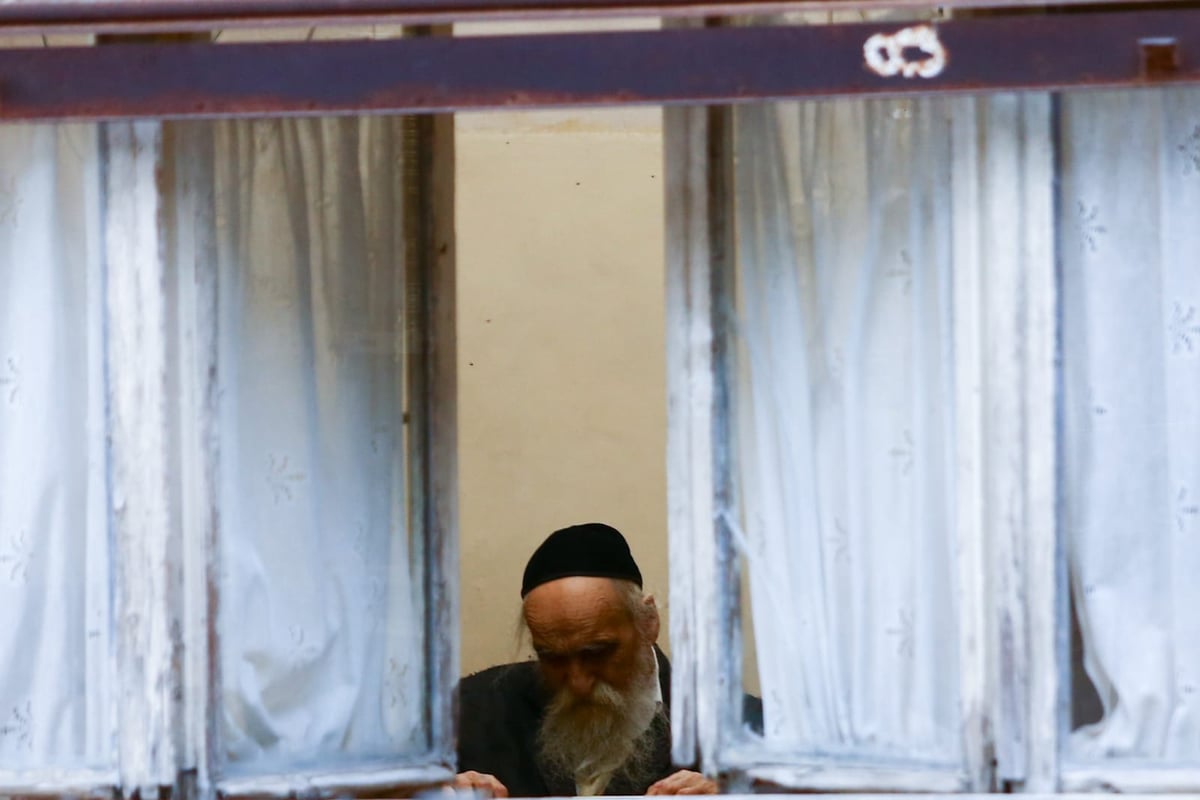 עמל התורה של הגרמ"ד סולובייצ'יק בביתו. צפו