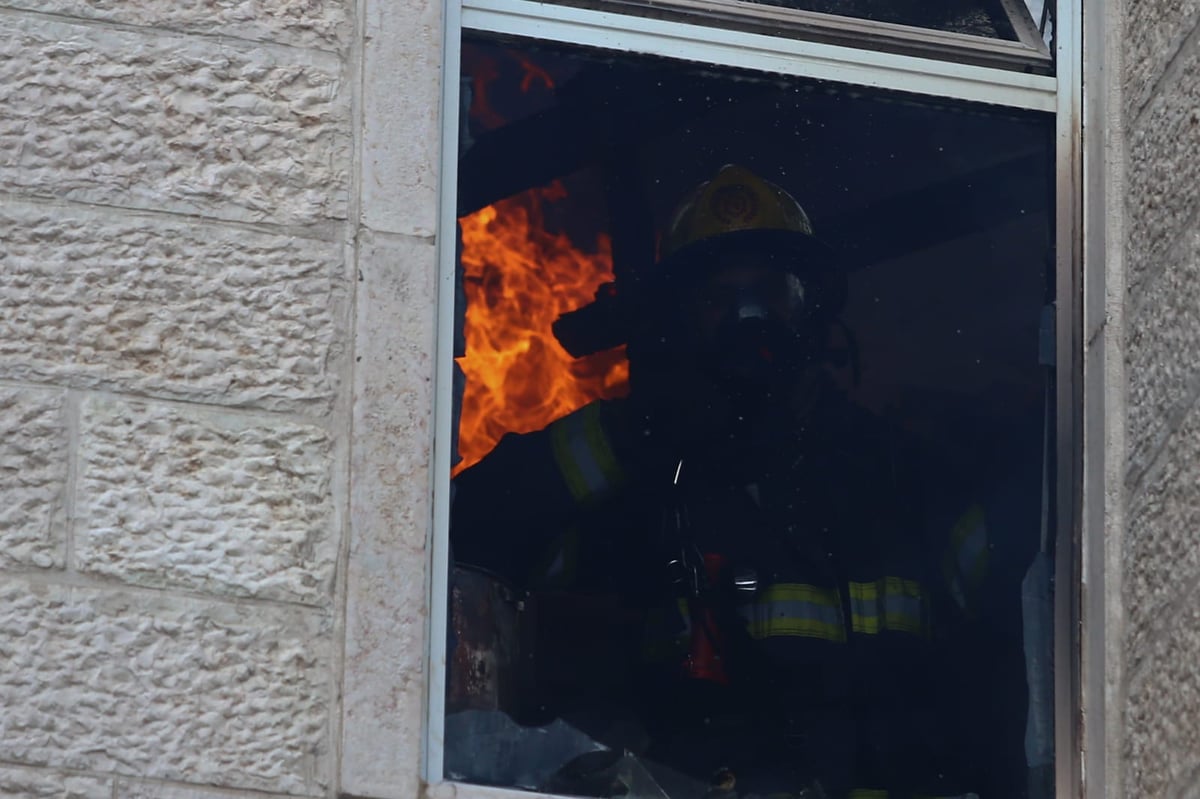 דיירת הבניין ל'כיכר השבת': "ילד הדליק אש וזה התפשט" • צפו