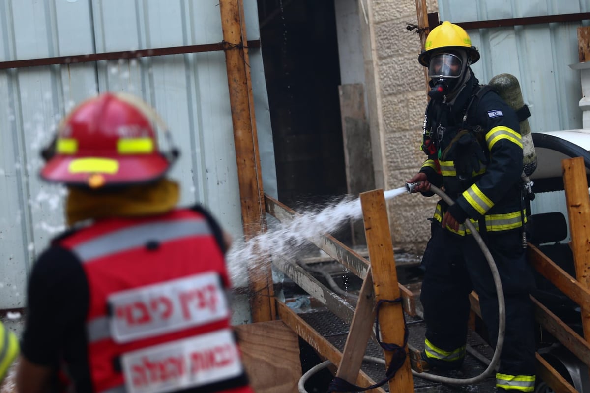 דיירת הבניין ל'כיכר השבת': "ילד הדליק אש וזה התפשט" • צפו