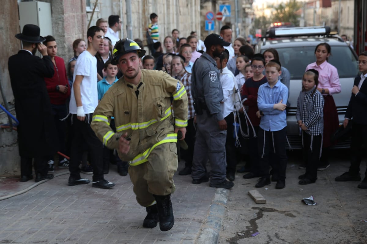 דיירת הבניין ל'כיכר השבת': "ילד הדליק אש וזה התפשט" • צפו