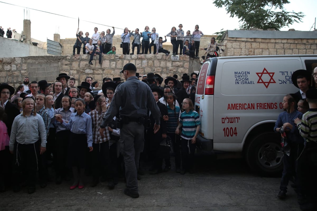 דיירת הבניין ל'כיכר השבת': "ילד הדליק אש וזה התפשט" • צפו