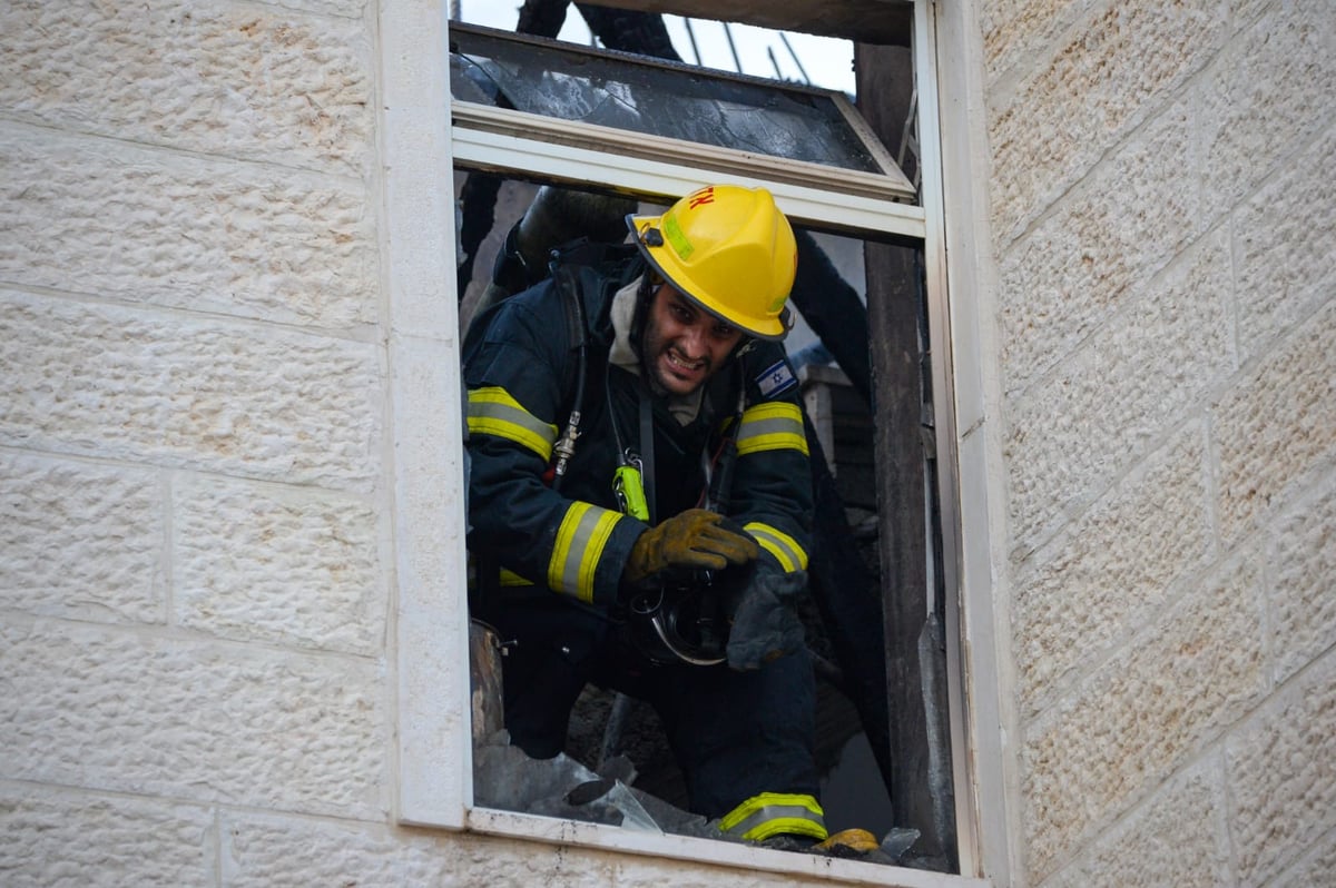 שריפה פרצה בבניין בן 4 קומות בירושלים